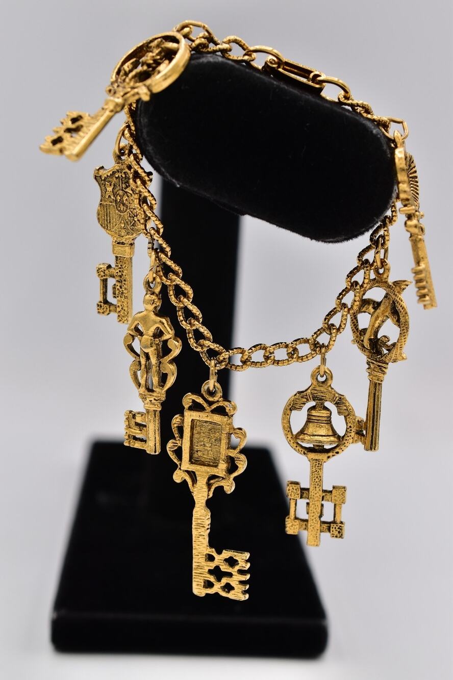 Vintage Retro 7 Charm Bracelet Skeleton Key Medieval Antiqued Gold 1980s BinAD